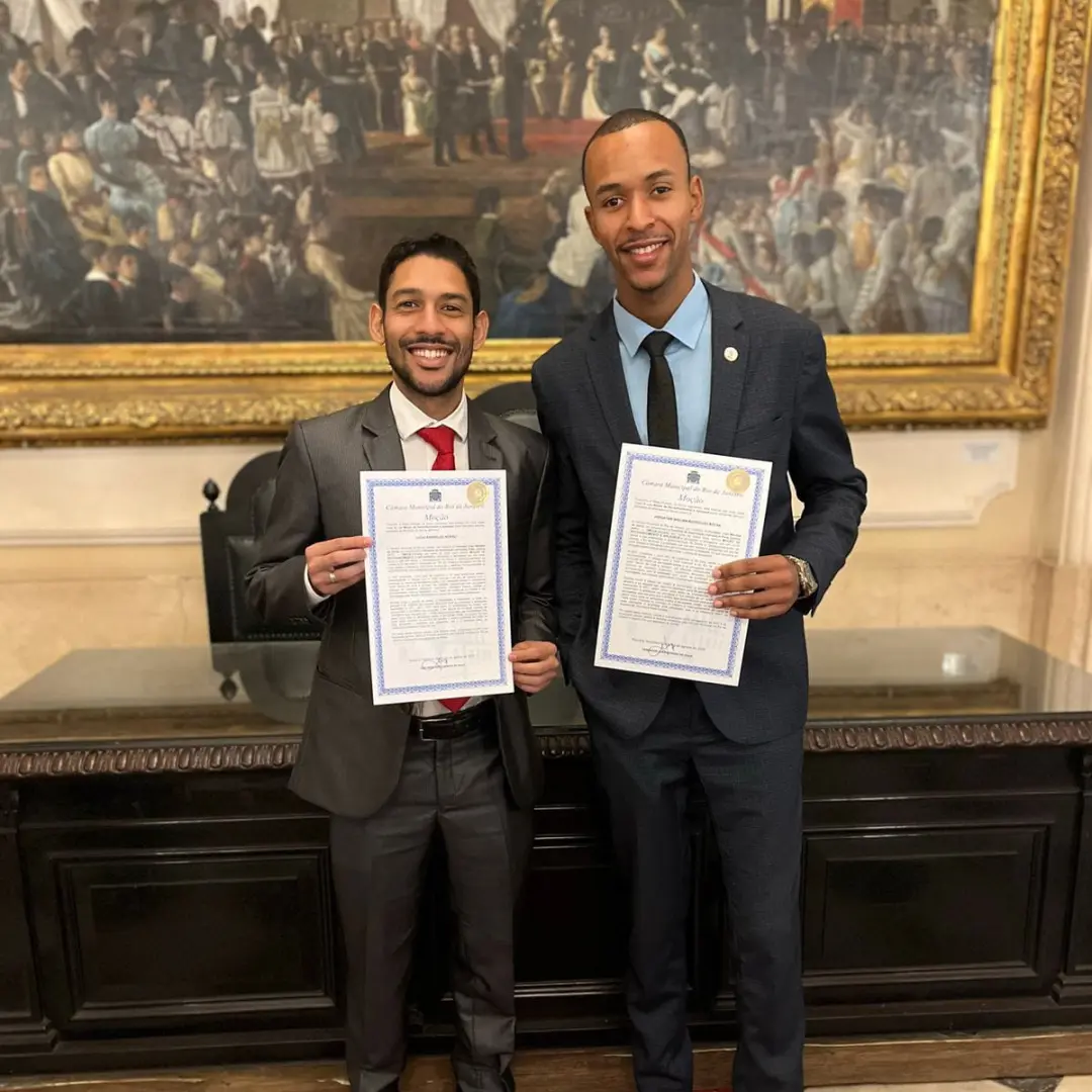 Lucas Romão e Willian Rocha, fundadores do escritório, com as moções recebidas da Câmara Municipal do Rio de Janeiro